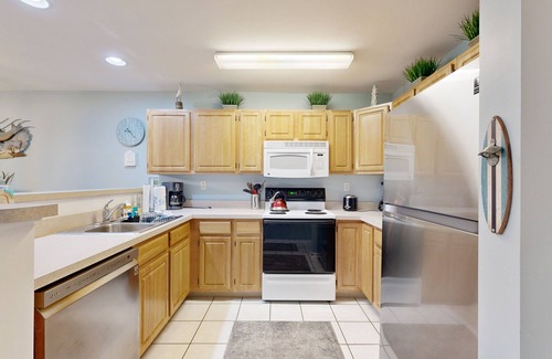 Rehoboth Beach Condominio | Sanibel Village Condo w/ 3 pools & private patio