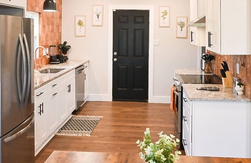 San Marcos Casa | SanMarcos River Retreat|Modern|Spacious|Sleeps 12!