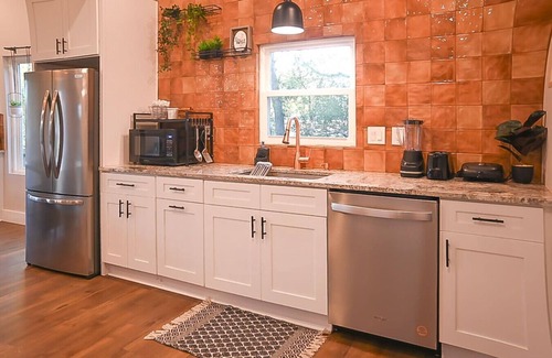 San Marcos Casa | SanMarcos River Retreat|Modern|Spacious|Sleeps 12!