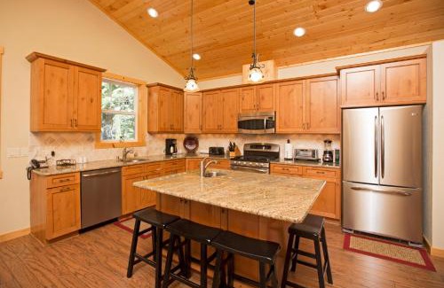 Homewood Casa | Sans Souci Terrace on the West Shore- 4 BR Cabin, Avail as a Ski Lease, Near Skiing!