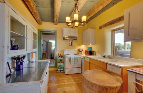 Santa Cruz Casa | Santa Cruz Home w/ Mountain Views!
