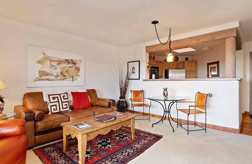 Quail Run Condominio | Santa Fe Penthouse Escape: Golf Course, Pool, Hot Tub & Mountain Views Await!