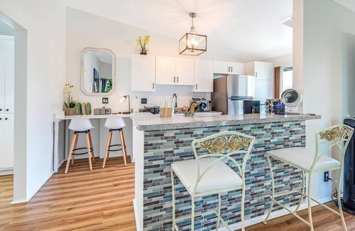 Ocean Park Apartamento | Santa Monica Beach Suite. Off street parking and walking distance to everything!