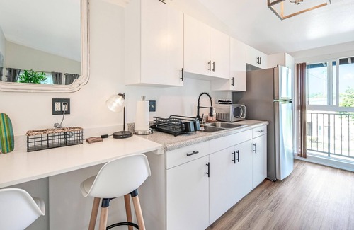 Ocean Park Apartamento | Santa Monica Beach Suite. Off street parking and walking distance to everything!