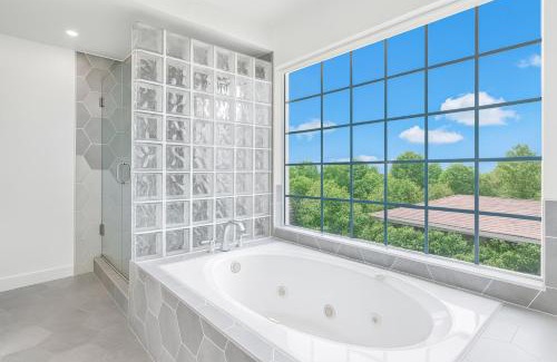 Sunset Park Casa | Santa Monica Entertainment House - Hot Tub, Billiards, BBQ & Projector