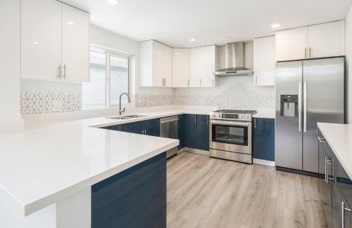 Sunset Park Casa | Santa Monica Entertainment House - Hot Tub, Billiards, BBQ & Projector