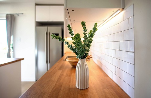 Wilshire Montana Apartamento | Santa Monica Gem, Steps to Montana, Poolside Bliss