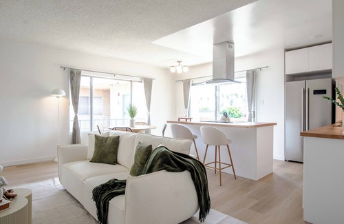 Wilshire Montana Apartamento | Santa Monica Gem, Steps to Montana, Poolside Bliss