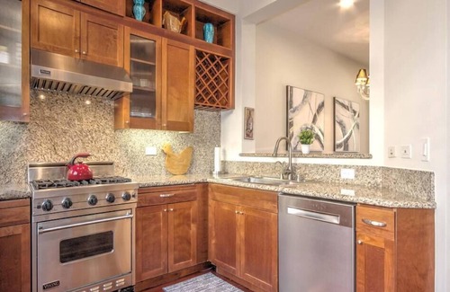 The Villas Condominio | ¡Villa Premier en Santana Row con patios privados al aire libre con vista a Santana Row!