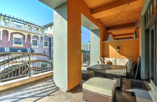 The Villas Condominio | ¡Villa Premier en Santana Row con patios privados al aire libre con vista a Santana Row!