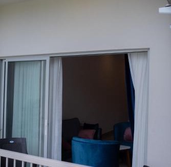 Negombo Apartamento | Santorini 2BR Resort Apt - Negombo Beach & Airport