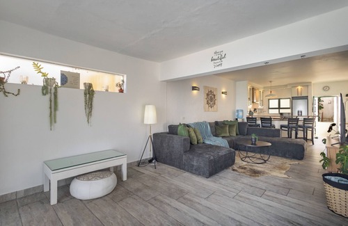 Shaka's Rock Apartamento | Santorini Ballito | 180º Sea Views, Braai and Pool