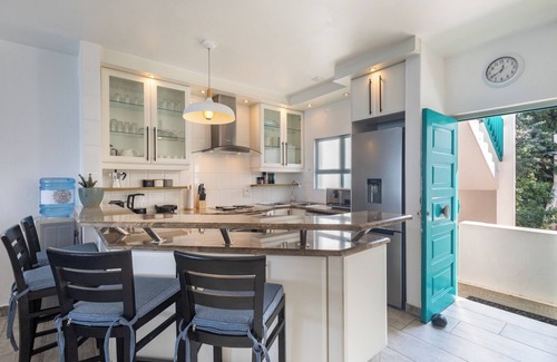 Shaka's Rock Apartamento | Santorini Ballito | 180º Sea Views, Braai and Pool