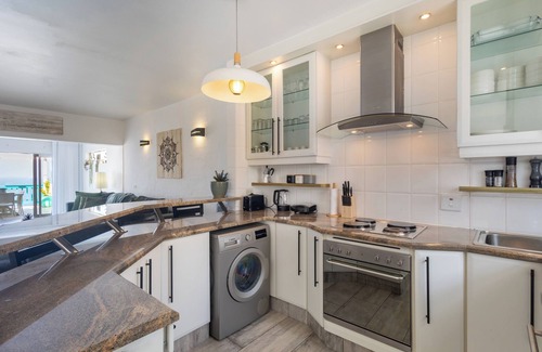 Shaka's Rock Apartamento | Santorini Ballito | 180º Sea Views, Braai and Pool