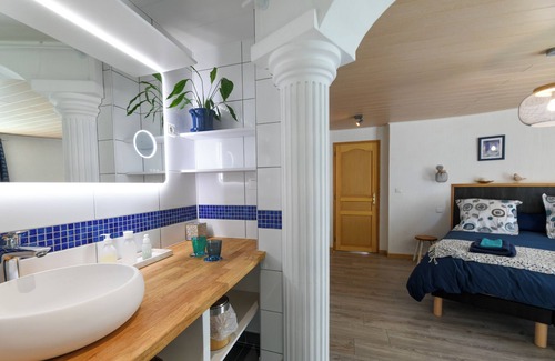 Montreuil Casa | Santorini bed and breakfast with terrace and swimming pool