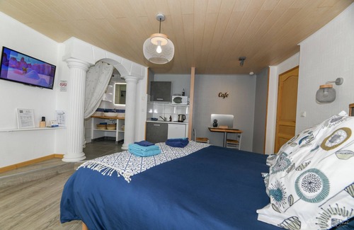 Montreuil Casa | Santorini bed and breakfast with terrace and swimming pool