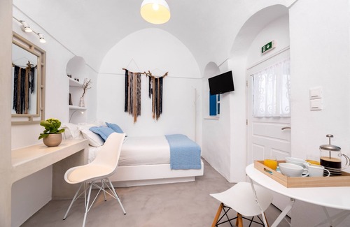 Vothon Hotel | Santorini Caves
