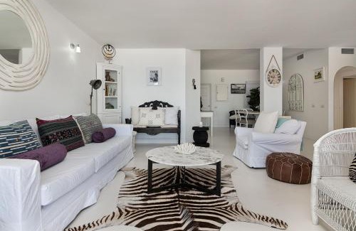 Shaka's Rock Apartamento | Santorini Perissa 16 - Family Only