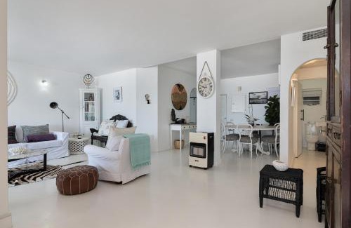 Shaka's Rock Apartamento | Santorini Perissa 16 - Family Only
