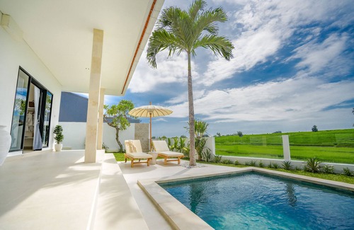 Batu Bolong Villa | Santorini Sunset NEW 4 BR villa with beautiful rice paddy view and a large pool