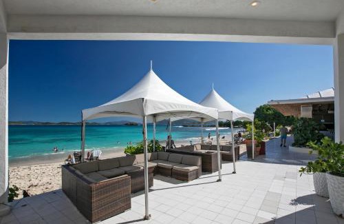 Cabes Point Apartamento | Sapphire Beachfront, Free Wi Fi, Pool, Snorkeling Amazing View!