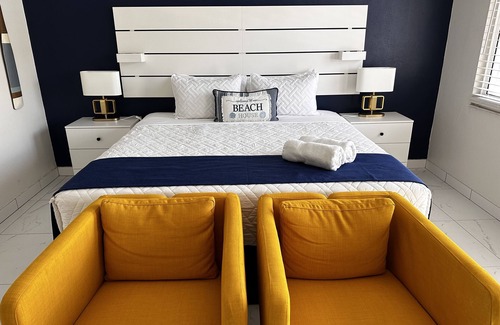 Lauderdale-by-the-Sea Hotel | Sapphire by the Sea Unit 10 - King Pool View Suite, kitchen, pool view, sleeps 2