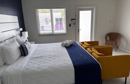 Lauderdale-by-the-Sea Hotel | Sapphire by the Sea Unit 10 - King Pool View Suite, kitchen, pool view, sleeps 2