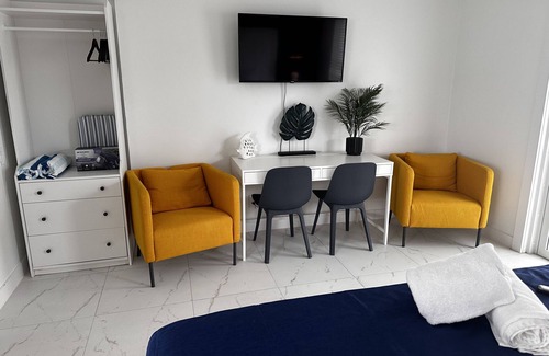 Lauderdale-by-the-Sea Hotel | Sapphire by the Sea Unit 12 King Bed, kitchenette, pool view, Sleeps 2