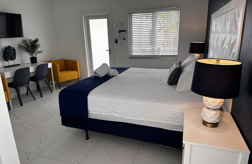Lauderdale-by-the-Sea Hotel | Sapphire by the Sea Unit 12 King Bed, kitchenette, pool view, Sleeps 2