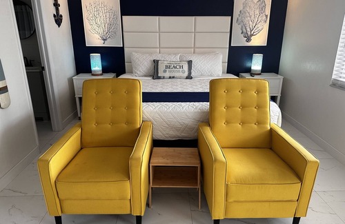 Lauderdale-by-the-Sea Hotel | Sapphire by the Sea Unit 4 King Bed, kitchen, pool view, Sleeps 2