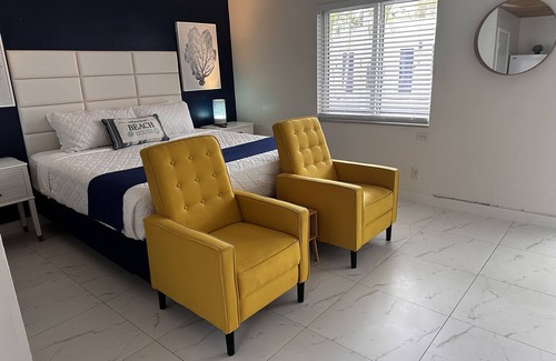 Lauderdale-by-the-Sea Hotel | Sapphire by the Sea Unit 4 King Bed, kitchen, pool view, Sleeps 2
