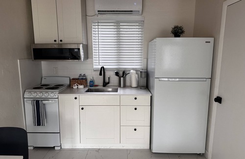 Lauderdale-by-the-Sea Hotel | Sapphire by the Sea Unit 4 King Bed, kitchen, pool view, Sleeps 2