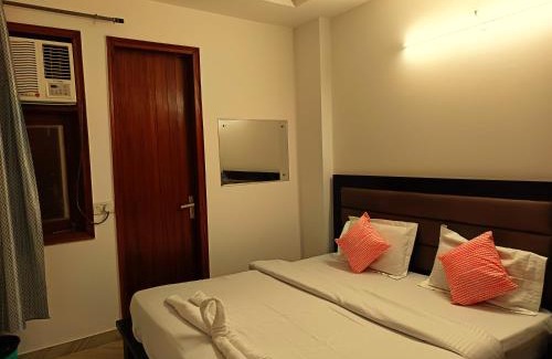 Jangpura Casa | Sapphire Home Stay Near Nizamuddin Railway Station