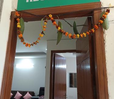 Jangpura Casa | Sapphire Home Stay Near Nizamuddin Railway Station