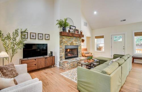 Sapphire Casa | Sapphire Lakefront Cabin with Dock, Kayaks and Canoe!