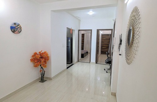 Delhi Apartamento | Sapphire ~ Luxurious 3 BHK Near Lake & Golf Course , Free Wifi, Parking, Kitchen