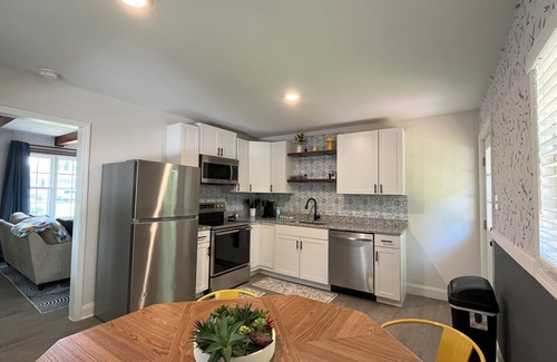 Winston - Salem Casa | Sapphire Shire - The Most Charming Home Near Wake Forest University!