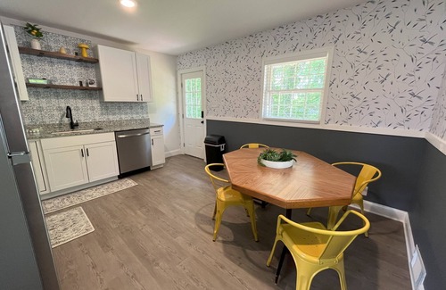 Winston - Salem Casa | Sapphire Shire - The Most Charming Home Near Wake Forest University!