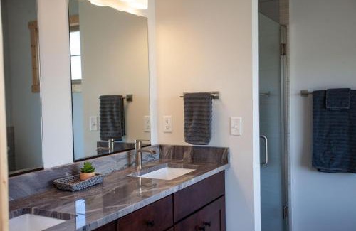 Emigrant Casa | Sapphire Solace