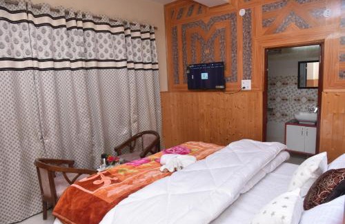 Jhakri Cama Y Desayuno | Sarahan Holiday Inn