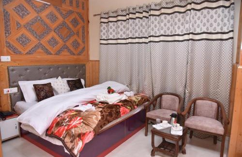 Jhakri Cama Y Desayuno | Sarahan Holiday Inn