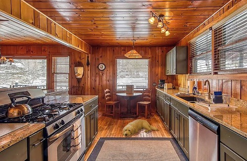 Saranac Lake Cabina | Saranac Lake Cozy Lakefront Retreat w/Complimentary Row Boat, Kayak, and Canoe.