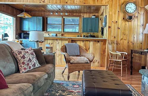 Saranac Lake Cabina | Saranac Lake Cozy Lakefront Retreat w/Complimentary Row Boat, Kayak, and Canoe.