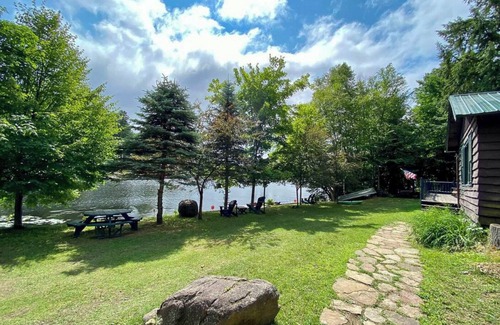 Saranac Lake Cabina | Saranac Lake Cozy Lakefront Retreat w/Complimentary Row Boat, Kayak, and Canoe.