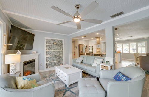 Gulf Gate Estates Casa | Sarasota Home w/ Pool: 4 Mi to Siesta Key Beach!