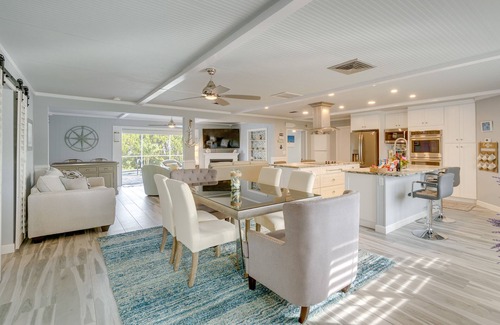 Gulf Gate Estates Casa | Sarasota Home w/ Pool: 4 Mi to Siesta Key Beach!