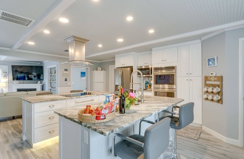 Gulf Gate Estates Casa | Sarasota Home w/ Pool: 4 Mi to Siesta Key Beach!