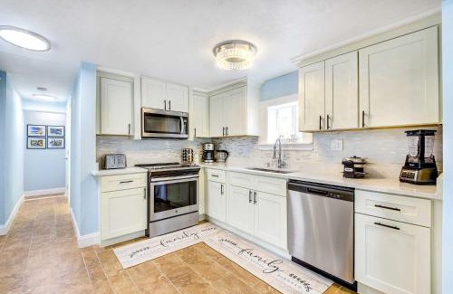Bayou Oaks Casa | Sarasota Home with Screened Porch, Walk To Zoo!