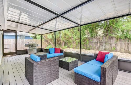 Bayou Oaks Casa | Sarasota Home with Screened Porch, Walk To Zoo!