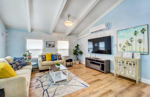 Bayou Oaks Casa | Sarasota Home with Screened Porch, Walk To Zoo!
